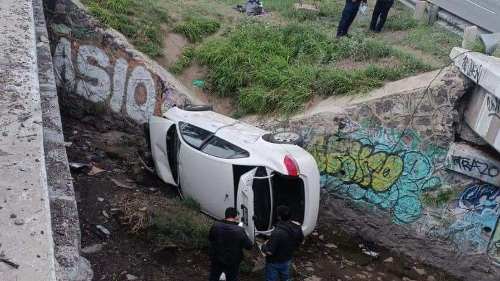 Auto caé a dren